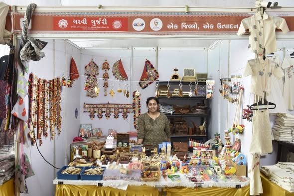 અડાજણમાં ‘ગરવી ગુર્જરી’ મેળામાં સુવાસિની સ્વસહાય જૂથની બહેનોના નીમ લાકડાના રમકડાં અને હેન્ડીક્રાફ્ટે બનાવ્યું આકર્ષણ