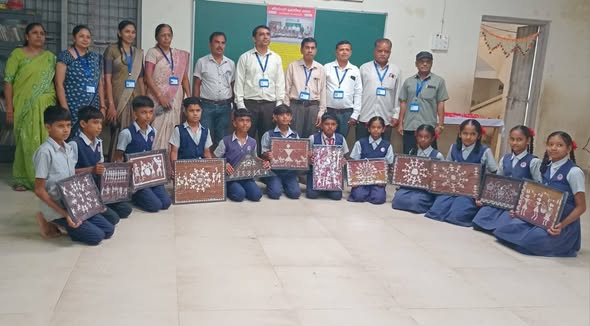 રાષ્ટ્રીય આદિવાસી ઉદ્યોગ મેળો–2024માં શિક્ષણ, સંસ્કૃતિ અને સ્વરોજગારનું સંમેલન: નવસારીના વિદ્યાર્થીઓની વોરલી કળાને રાષ્ટ્રીય મંચ