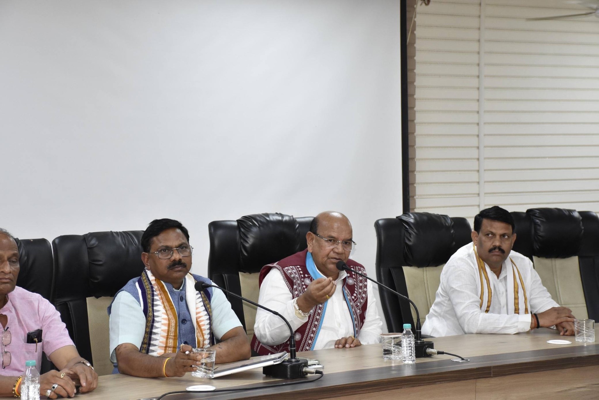 બારડોલીમાં રાષ્ટ્રીય અનુસૂચિત જનજાતિ આયોગની સમીક્ષા બેઠક, આદિજાતિ સમાજના આરોગ્ય-શિક્ષણ-આવાસ મુદ્દે વિગતવાર ચર્ચા