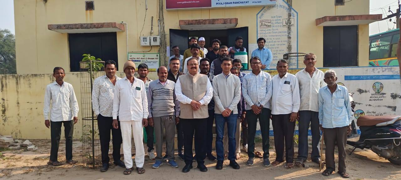ગાંધીનગર જિલ્લા કલેક્ટર મેહુલ કે. ડેવની કાલોલ તાલુકાના પીયાજ ગામે અચાનક મુલાકાત: ‘વિકસિત ભારત 2019’ના લક્ષ્ય માટે કર્મભાવથી કાર્ય કરવાની અપીલ