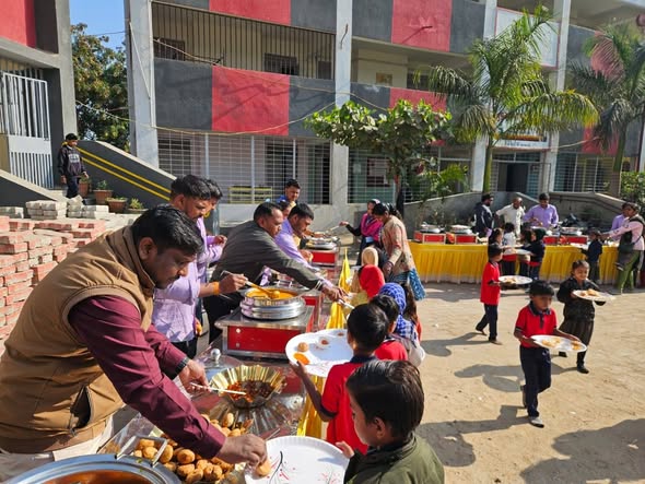 ઠક્કરબાપા સ્કૂલ ખાતે નગર પાલિકા ચીફ ઓફિસરના જન્મદિવસની અનોખી ઉજવણી: વિદ્યાર્થીઓને પેન્સિલ કીટ અને પૌષ્ટિક ભોજન