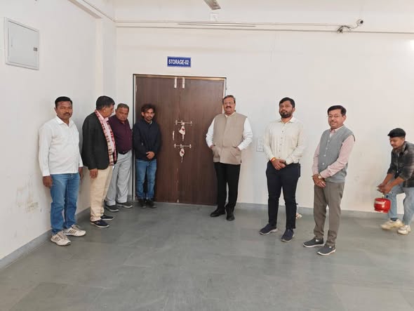 ગાંધીનગર જિલ્લા કલેક્ટર શ્રી મેહુલ ડેવેની વેરહાઉસ મુલાકાત: બંધારણીય નિયમો અને સુવ્યવસ્થિત સંચાલન માટે વિગતવાર સમીક્ષા