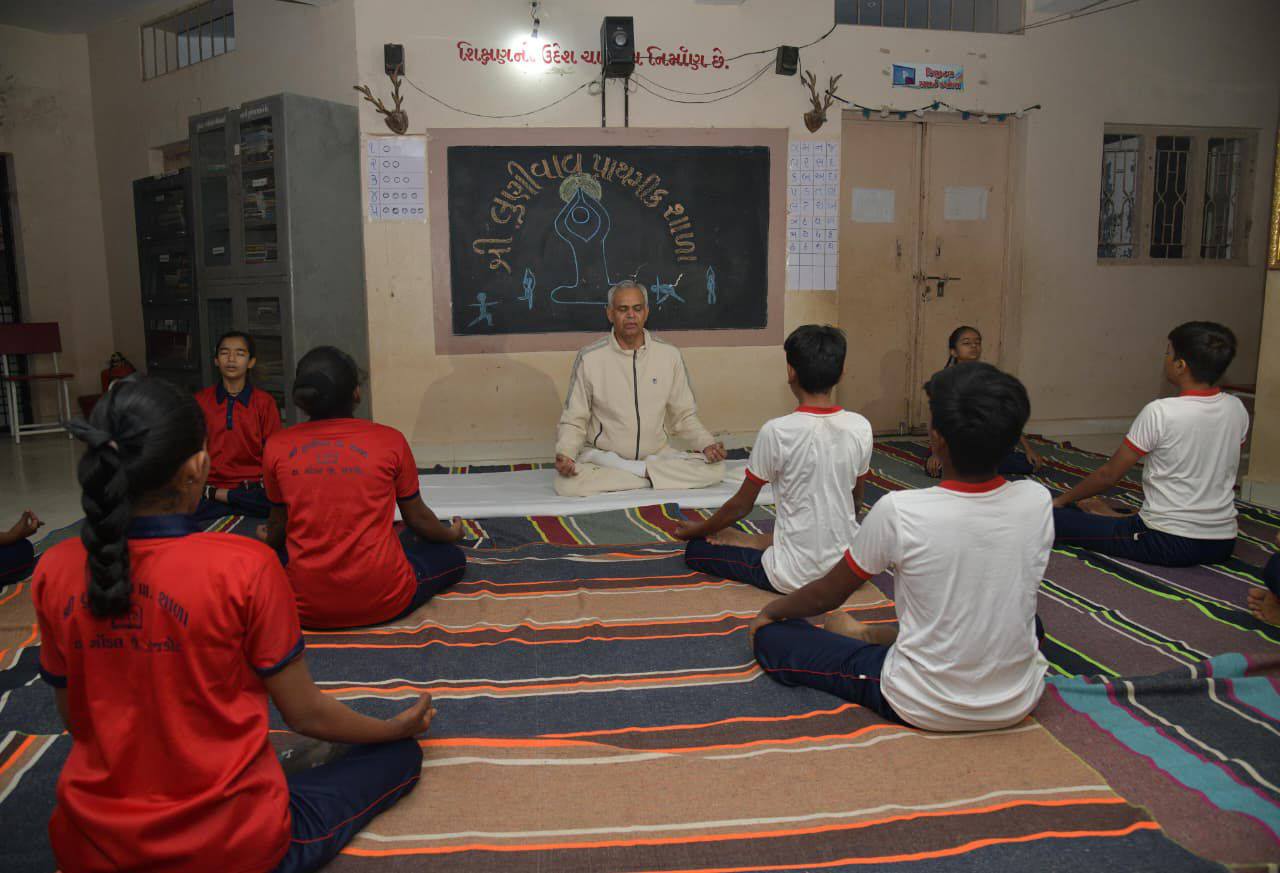 સાદગીપૂર્ણ જીવનશૈલીનો જીવંત સંદેશ: રાજ્યપાલ આચાર્ય દેવવ્રતજીનું લુણીવાવ ગામે પ્રેરણાદાયી રોકાણ