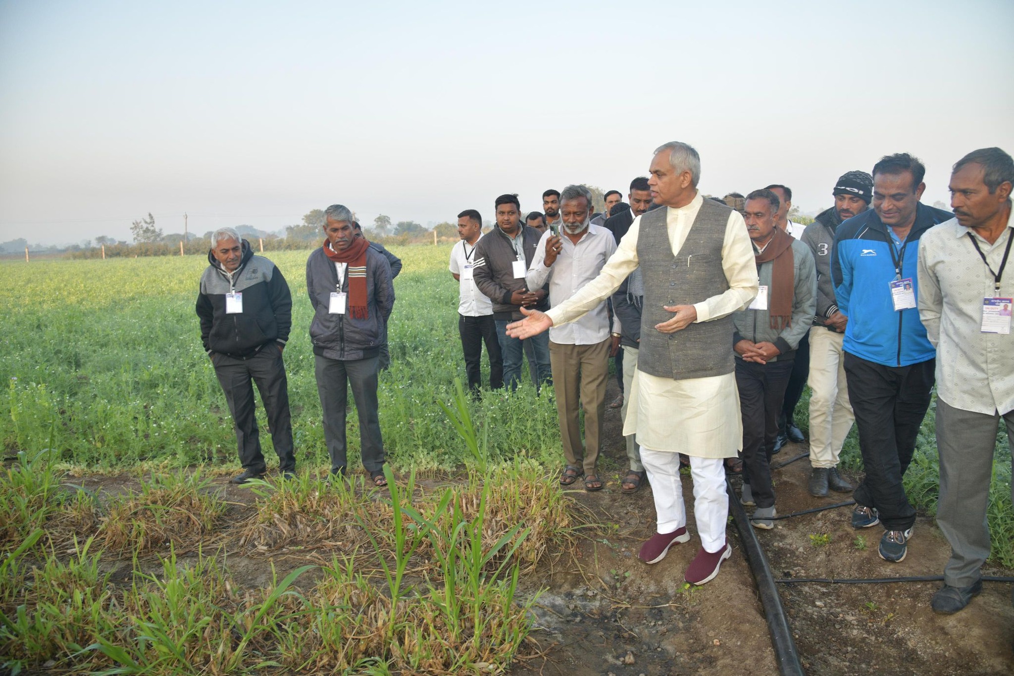 લુણીવાવ ગામે કુદરતી ખેતી કરનાર ખેડૂતના ખેતરની મુલાકાત, સાદગીપૂર્ણ સંવાદ સાથે બળદગાડી ચલાવવાનો અનોખો અનુભવ