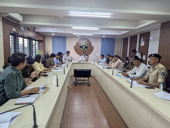 સુરત જિલ્લા રોડ સેફ્ટી કાઉન્સિલની બેઠક: માર્ગ અકસ્માત નિવારણ અને જનજાગૃતિ પર વિશેષ ભાર