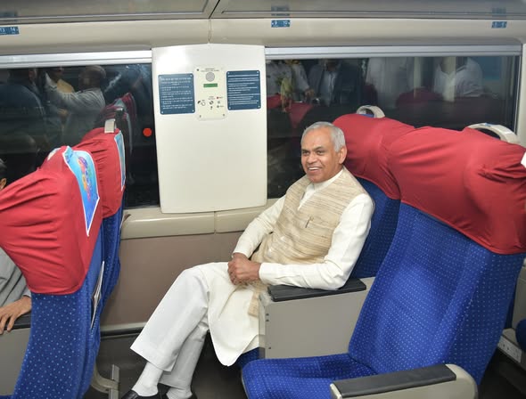 માનનીય રાજ્યપાલ શ્રી આચાર્ય દેવવ્રતજીએ વંદે ભારત એક્સપ્રેસમાં કર્યો પ્રવાસ, ‘નવા ભારત’ની પ્રગતિનું જીવંત દર્શન