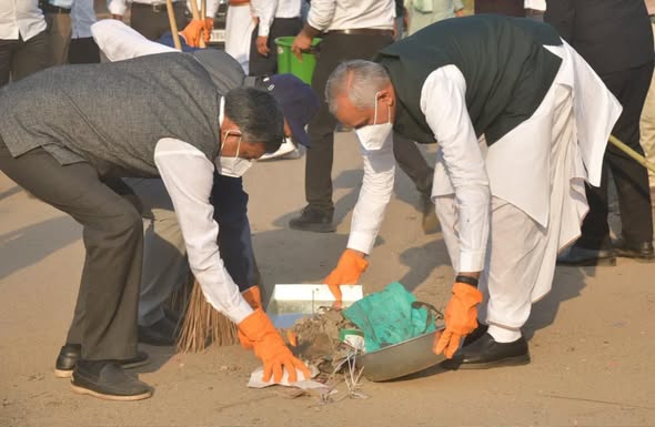 રાજ્યપાલ આચાર્ય દેવવ્રતજીની દેથલી ગામ મુલાકાત: સ્વચ્છતા, પ્રાકૃતિક ખેતી અને ગ્રામ વિકાસનો પ્રેરણાદાયક સંદેશ
