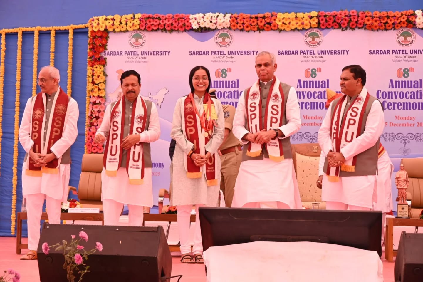 રિયા પંચાલને સરદાર પટેલ યુનિવર્સિટીના 68મા પદવીદાન સમારોહમાં 5 ગોલ્ડ મેડલ પ્રાપ્ત કરીને “ગોલ્ડન ગર્લ”નો ખિતાબ