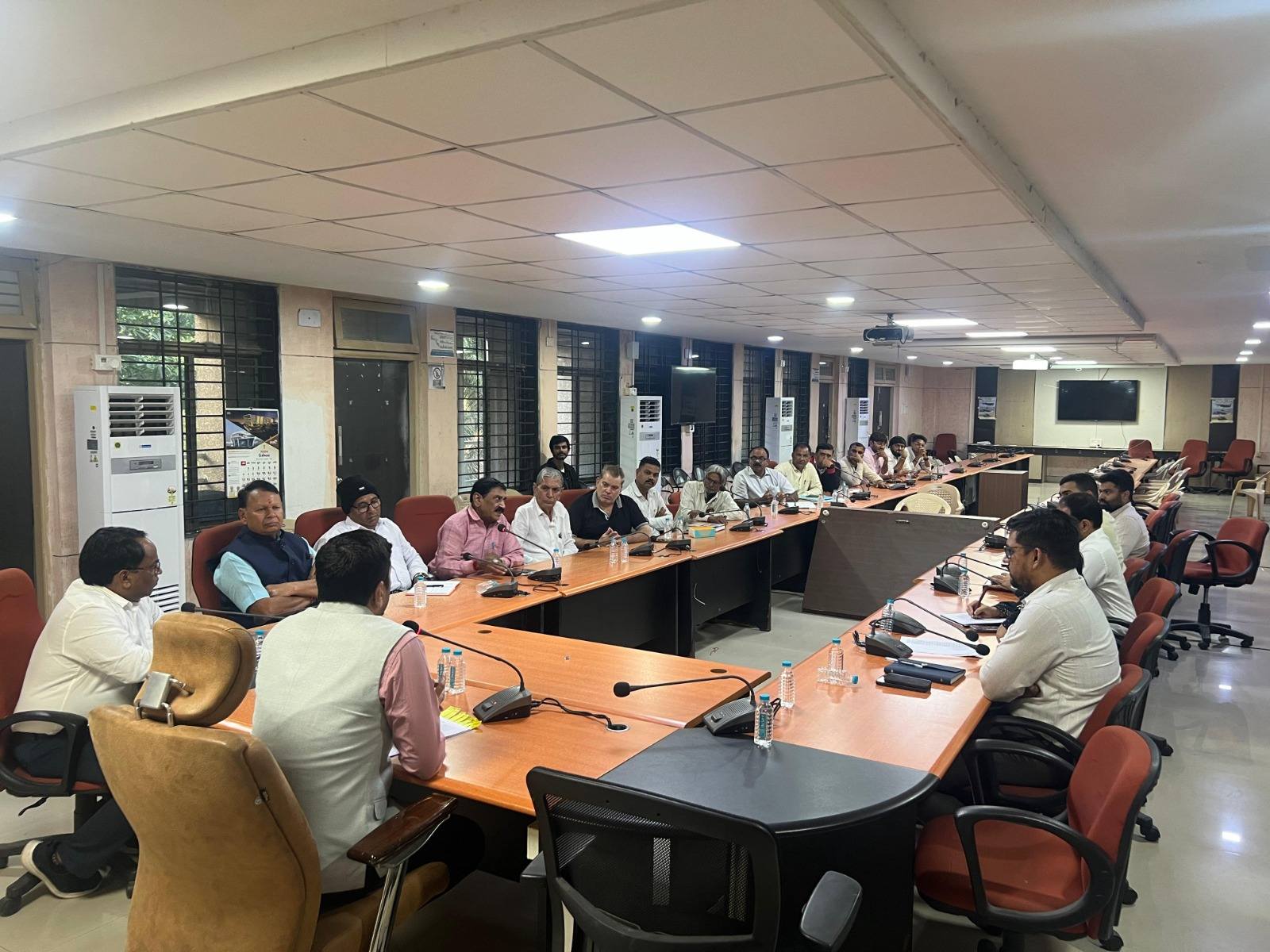 ગાંધીનગર જિલ્લામાં SIR (ખાસ સઘન સુધારણા) કાર્યક્રમ અંગે જિલ્લા કલેક્ટર ડો. સૌરભ પારઘીના અધ્યક્ષસ્થાને રાજકીય પક્ષો સાથે બેઠક