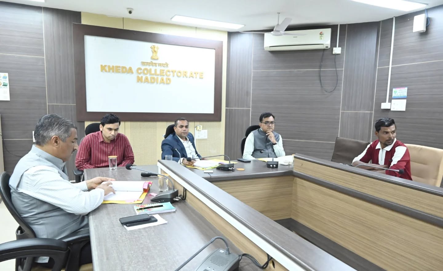 જિલ્લા સ્વાગત કાર્યક્રમમાં જિલ્લા કલેક્ટરની અસરકારક કાર્યવાહી: 12 પ્રશ્નોના સકારાત્મક નિવારણથી નાગરિકોને રાહત