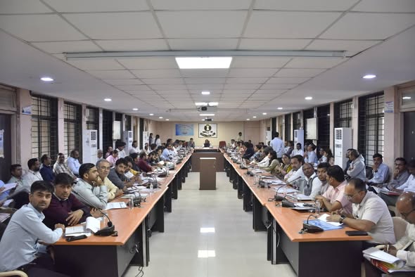 સુરત જિલ્લા દિશા સમિતિની બેઠક સાંસદ મુકેશભાઈ દલાલના અધ્યક્ષસ્થાને યોજાઈ, સમયમર્યાદા અને ગુણવત્તા સાથે વિકાસ કાર્ય પર ભાર