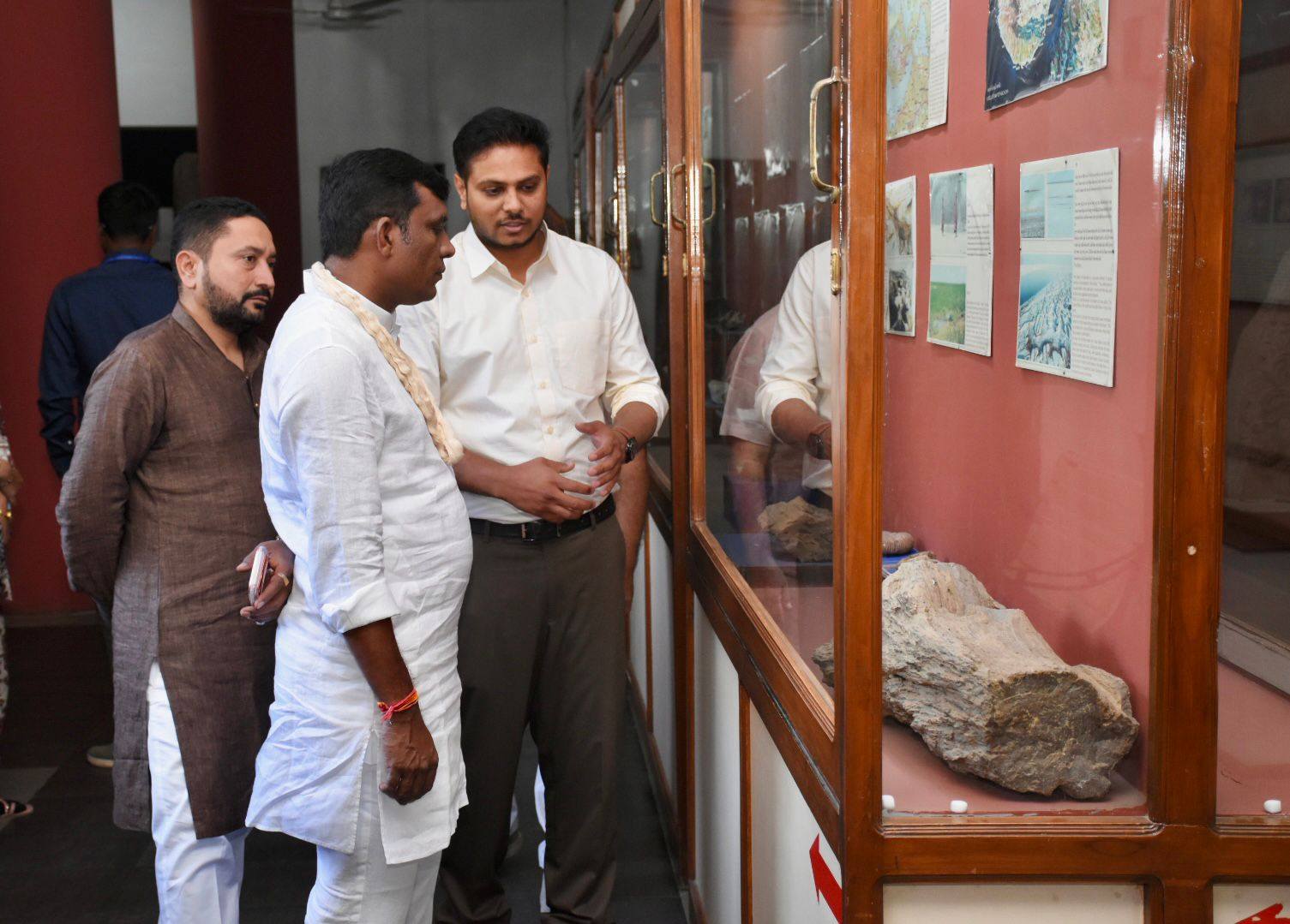 પ્રવાસન રાજ્યમંત્રી ડૉ. જયરામભાઈ ગામિતની ભુજ મુલાકાત: કચ્છ મ્યૂઝિયમ અને સ્મૃતિવન ખાતે કલા, સંસ્કૃતિ અને શ્રદ્ધાંજલિનો અનોખો સંગમ