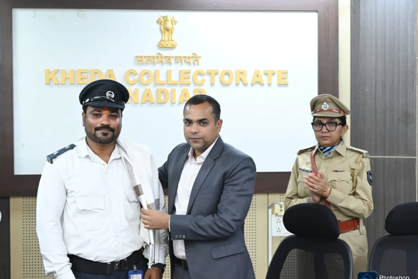 રોડ સેફ્ટીમાં માનવતા અને ફરજની ઉજવણી; ઇથનોલ ભરેલા ટ્રક અકસ્માતમાં બહાદુરી દાખવનાર કર્મચારીઓને કલેક્ટરશ્રી દ્વારા સન્માન