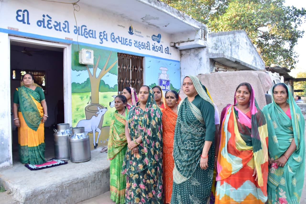 દૂધ ઉત્પાદન દ્વારા આત્મનિર્ભર બની રહેલી ગામડાની મહિલાઓ: વડોદરાના નંદેસરી ગામની કૈલાશબેન પરમારની પ્રેરણાદાયક સફળતા કથા