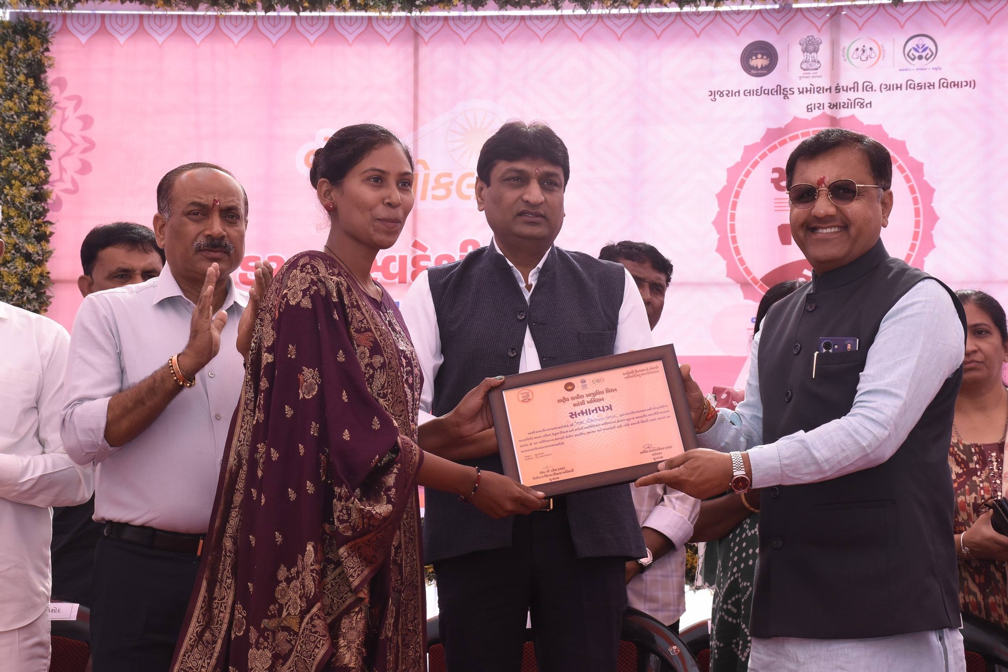 હાથસાળ વ્યવસાયથી આત્મનિર્ભરતાની મિસાલ: ભેંસાણનાં રીંકલબેન પન્ના બન્યાં ગુજરાતનાં ‘લખપતિ દીદી’