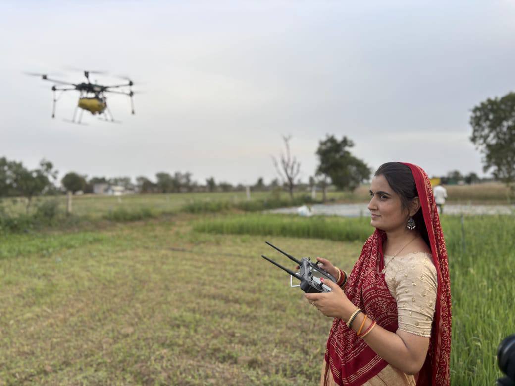 સુશાસનની સુગંધ: ડ્રોન ટેક્નોલોજી દ્વારા આત્મનિર્ભરતાની સફળ ઉડાન ભરી રહેલી બાણાસકાંઠાની આશાબેન ચૌધરી