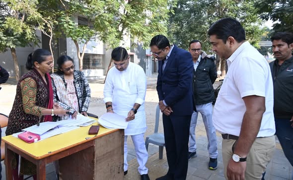કમલા પે સેન્ટર શાળામાં SIR પ્રક્રિયાનું રાજ્ય મંત્રી સંજયસિંહ મહિદાએ કર્યું નિરીક્ષણ: સાચા મતદારો બહાર ન રહે તે માટે જરૂરી સૂચનાઓ