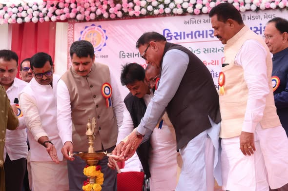 મેવડમાં શિક્ષણ અને સંસ્કારનું સંગમ: વિધાનસભા અધ્યક્ષ શંકરભાઈ ચૌધરીના હસ્તે શૈક્ષણિક ભવન અને પ્રવેશદ્વારનું લોકાર્પણ