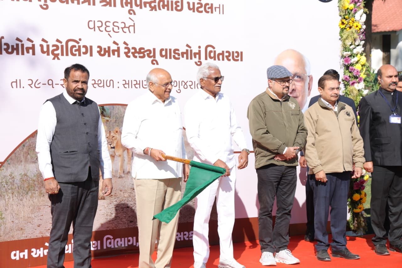 સાસણ ગીરમાં વન કર્મચારીઓ માટે 183 વાહનોને મુખ્યમંત્રી ભૂપેન્દ્રભાઈ પટેલે લીલી ઝંડી આપી: વન સંરક્ષણ અને રેસ્ક્યૂ કામગીરીને મળશે વેગ