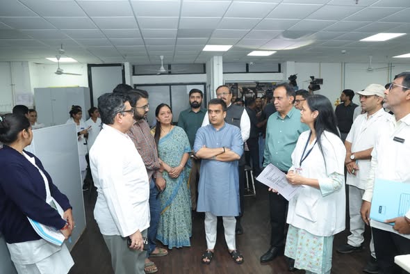 ગાંધીનગરમાં ટાઇફોઇડના કેસોને લઈ રાજ્ય સરકાર સક્રિય: ઉપમુખમંત્રી હર્ષભાઈ સંઘવીએ સ્થિતિની સમીક્ષા કરી, 22 નિષ્ણાત ડોક્ટરોની ટીમ તૈનાત