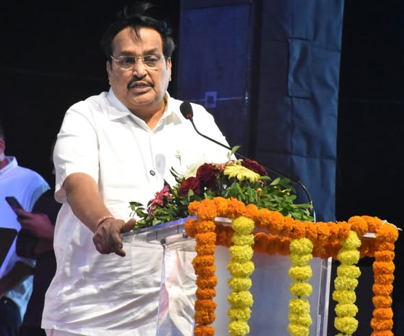 નવસારીના સાઈ ગરબા ગ્રાઉન્ડ ખાતે ફૂડ એન્ડ કાઈટ ફેસ્ટિવલ–2025નું ભવ્ય ઉદ્ઘાટન, નગરપાલિકાની એપ અને કોફી ટેબલ બુકનું વિમોચન