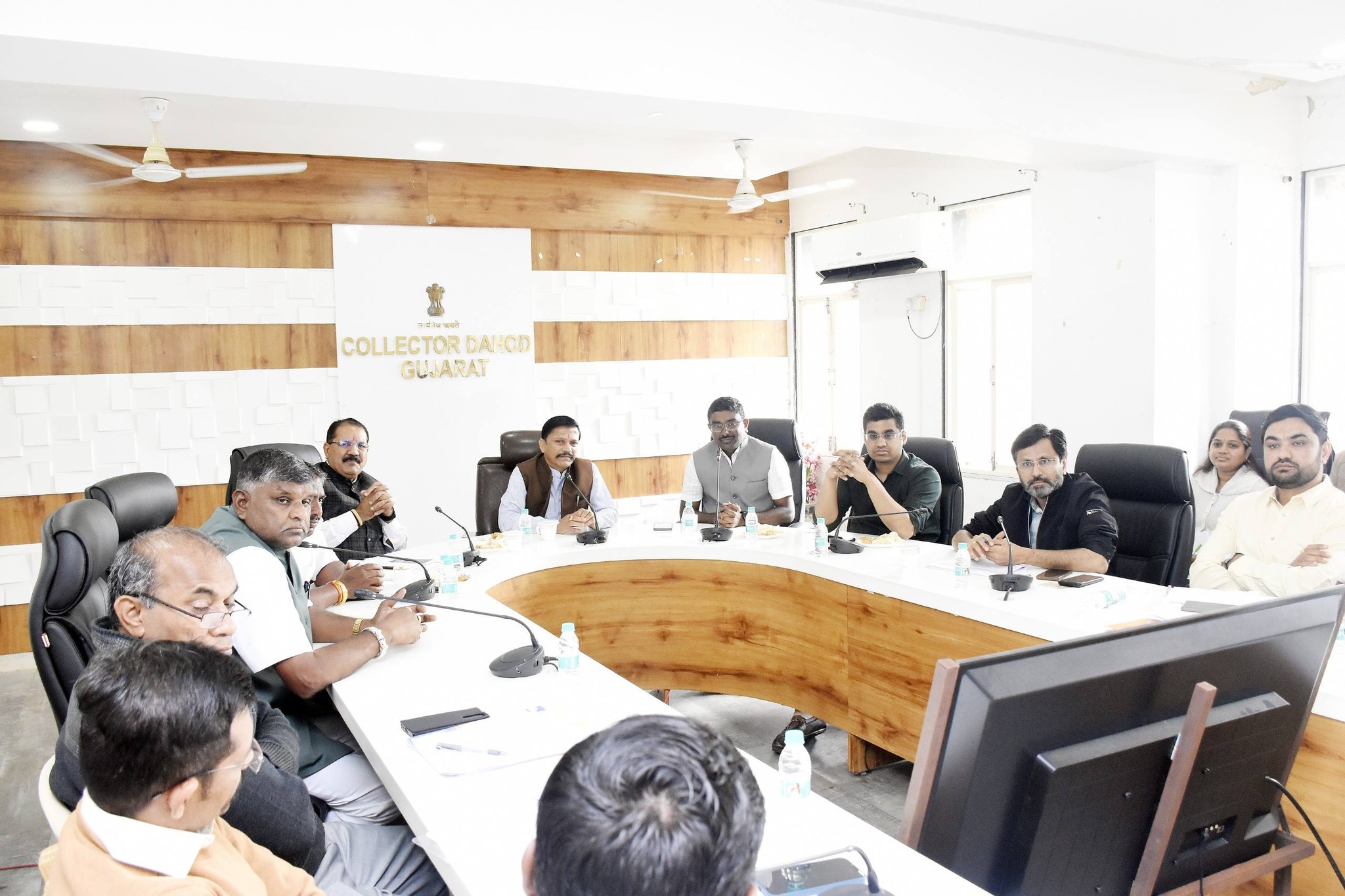 દાહોદમાં જિલ્લા યોજનાઓની સમીક્ષા બેઠક: વિકેન્દ્રિત આયોજન, ATVT અને MPLADS યોજનાઓ હેઠળ વિકાસ કાર્યોની પ્રગતિની વિસ્તૃત ચર્ચા
