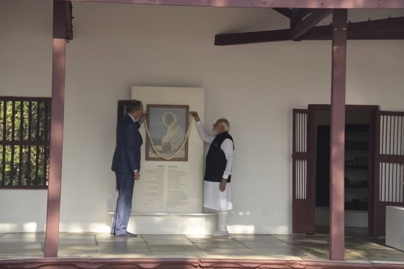 સાબરમતી આશ્રમે ગાંધીજીને ભાવભર્યો નમન: વડાપ્રધાન નરેન્દ્ર મોદી અને જર્મનીના ચાન્સેલર ફ્રેડરિક મેરઝે વ્યક્ત કરી અહિંસા અને સત્ય પ્રત્યે ઊંડો આદર