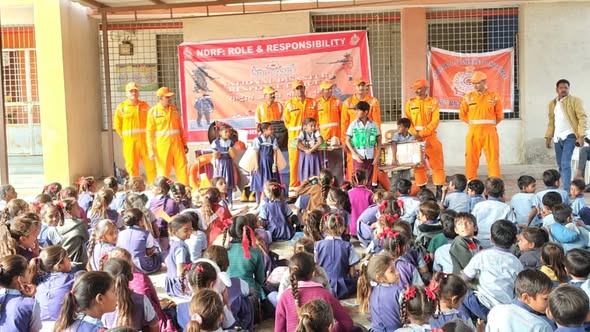 વિરમગામ અને ધોળકા તાલુકાના ગામોમાં NDRF દ્વારા જીવનરક્ષક તાલીમ: વિદ્યાર્થીઓ અને ગ્રામજનોએ મેળવ્યું આપત્તિ સમયે આત્મરક્ષા જ્ઞાન