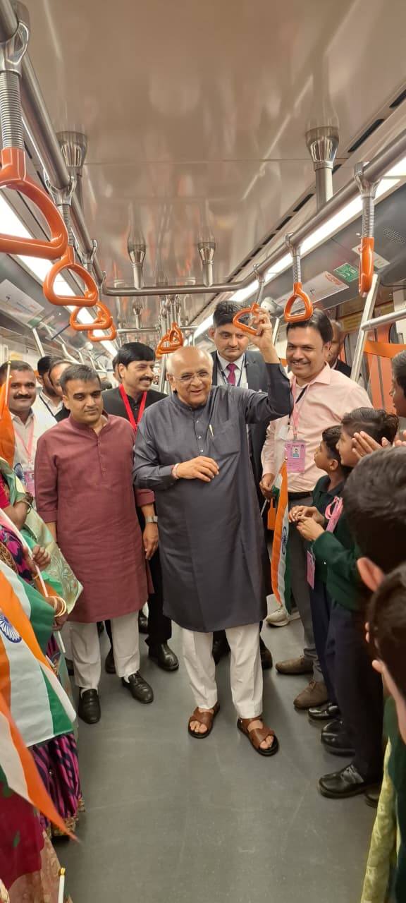મહાત્મા મંદિરથી જૂના સચિવાલય સુધી મેટ્રોમાં મુખ્યમંત્રી ભૂપેન્દ્રભાઈ પટેલ અને નાયબ મુખ્યમંત્રી હર્ષભાઈ સંઘવીની સફર
