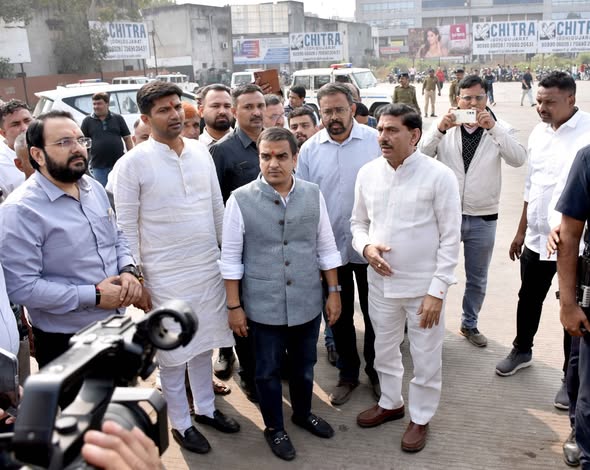 નાયબ મુખ્યમંત્રી હર્ષ સંઘવીની આનંદના નવા બસ સ્ટેન્ડની અચાનક મુલાકાત, મુસાફરો સાથે સંવાદ કરી સુવિધાઓની કરી સમીક્ષા