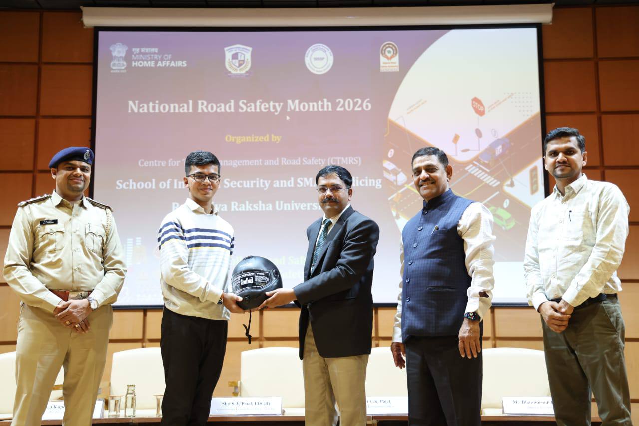 રાષ્ટ્રીય માર્ગ સુરક્ષા માસની ઉજવણી અંતર્ગત રાષ્ટ્રીય રક્ષા યુનિવર્સિટી ખાતે માર્ગ સુરક્ષા જાગૃતિ અભિયાનનો પ્રારંભ