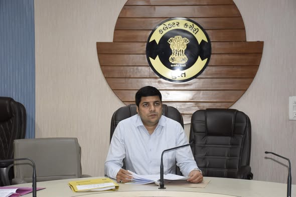 સુરત જિલ્લા રોડ સેફ્ટી કાઉન્સિલની બેઠક યોજાઈ: અકસ્માતો ઘટાડવા અને માર્ગ સલામતી મજબૂત કરવા કલેક્ટર ડો. સૌરભ પારધીની સૂચનાઓ