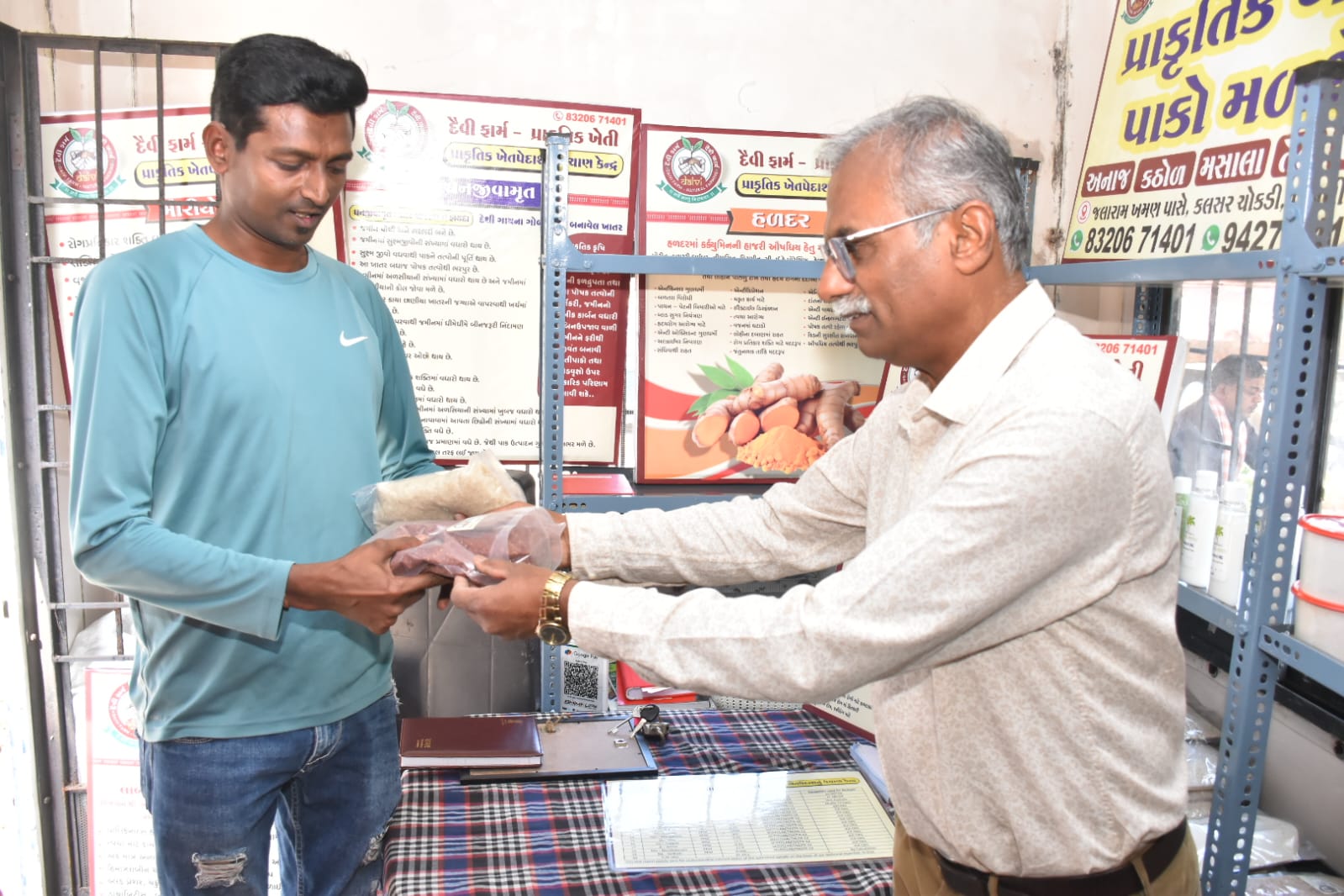 વલસાડ જિલ્લાના પારડીના ખેડૂતની પહેલ: કુદરતી ખેતીના ઉત્પાદનો માટે પ્રથમ આઉટલેટની શરૂઆત