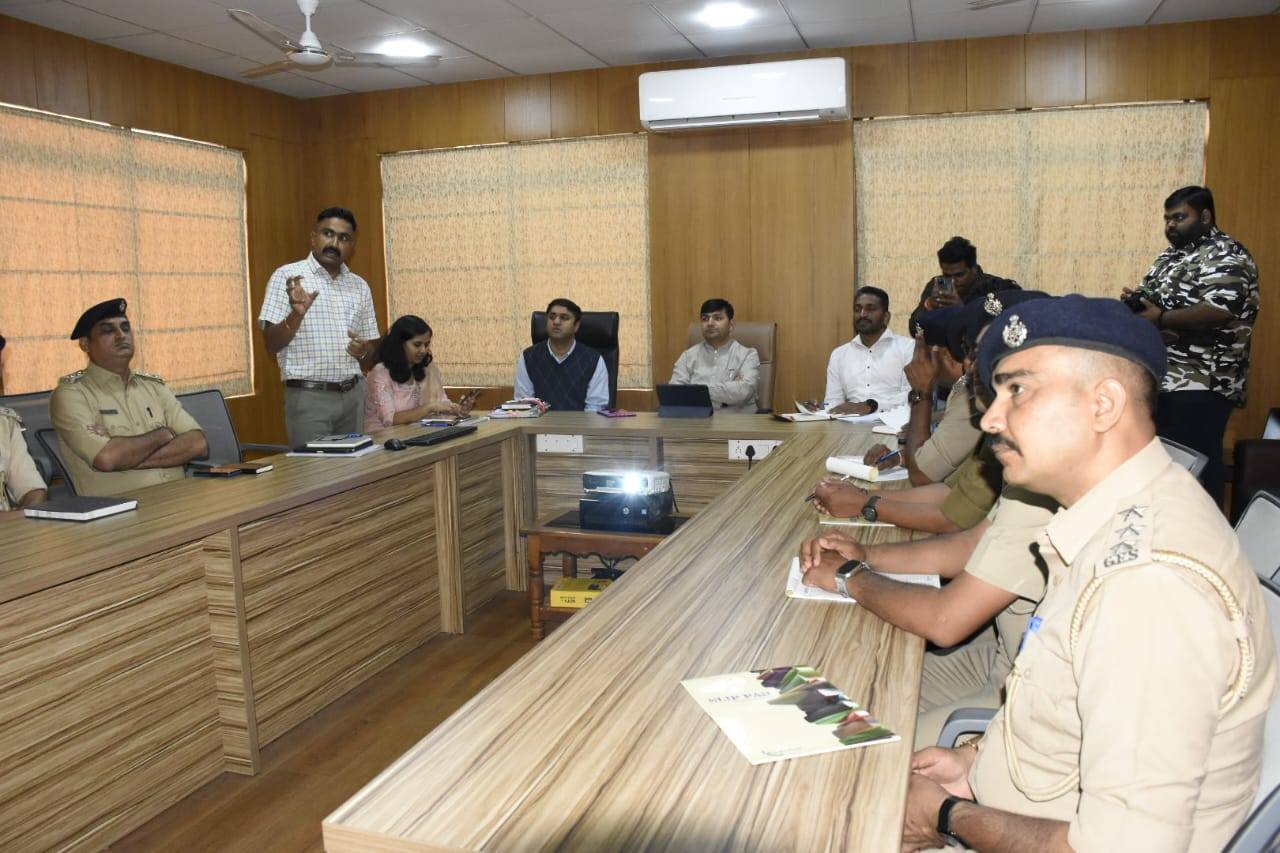 સુરત આરટીઓ કચેરીમાં નાગરિક સેવાઓની સમીક્ષા: વાહનવ્યવહાર રાજ્યમંત્રી પ્રવિણભાઈ માળીએ કામગીરીને વધુ કાર્યક્ષમ બનાવવા આપ્યા સૂચનો
