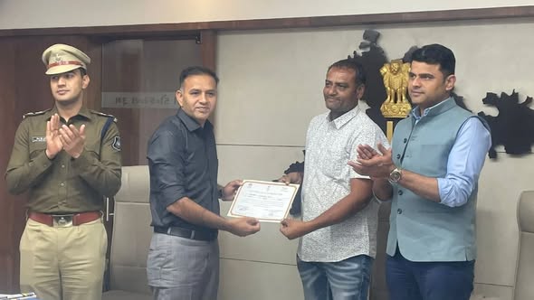 રાજકોટ જિલ્લામાં માર્ગ સલામતીને પ્રાથમિકતા: કલેક્ટર ડો. ઓમ પ્રકાશના અધ્યક્ષસ્થાને બેઠક યોજાઈ, ટ્રાફિક નિયમોના ભંગ સામે કડક કાર્યવાહીનો નિર્ણય