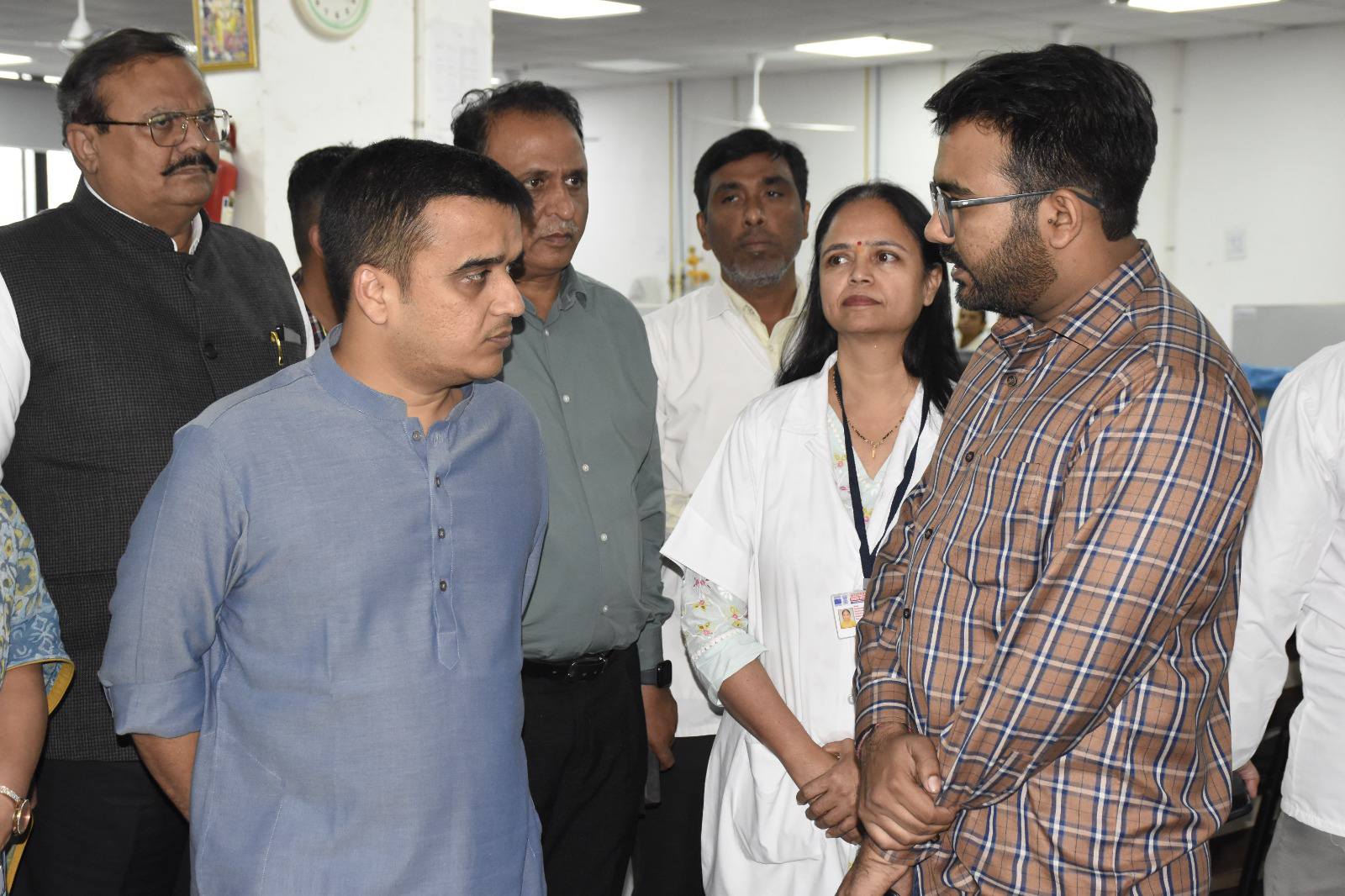 ગાંધીનગરમાં ટાઇફોઇડના કેસોને લઈ રાજ્ય સરકાર સતર્ક: ઉપમુખમંત્રી હર્ષ સંઘવીએ સિવિલ હોસ્પિટલની મુલાકાત લીધી, 22 નિષ્ણાત ડોક્ટરોની ટીમ તૈનાત