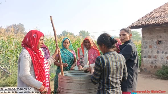 દેવગઢ બારિયા તાલુકાના રાતડીયા ગામે કૃષિ સખી ઉષાબેન દ્વારા પ્રાકૃતિક ખાતર બનાવવાની તાલીમ