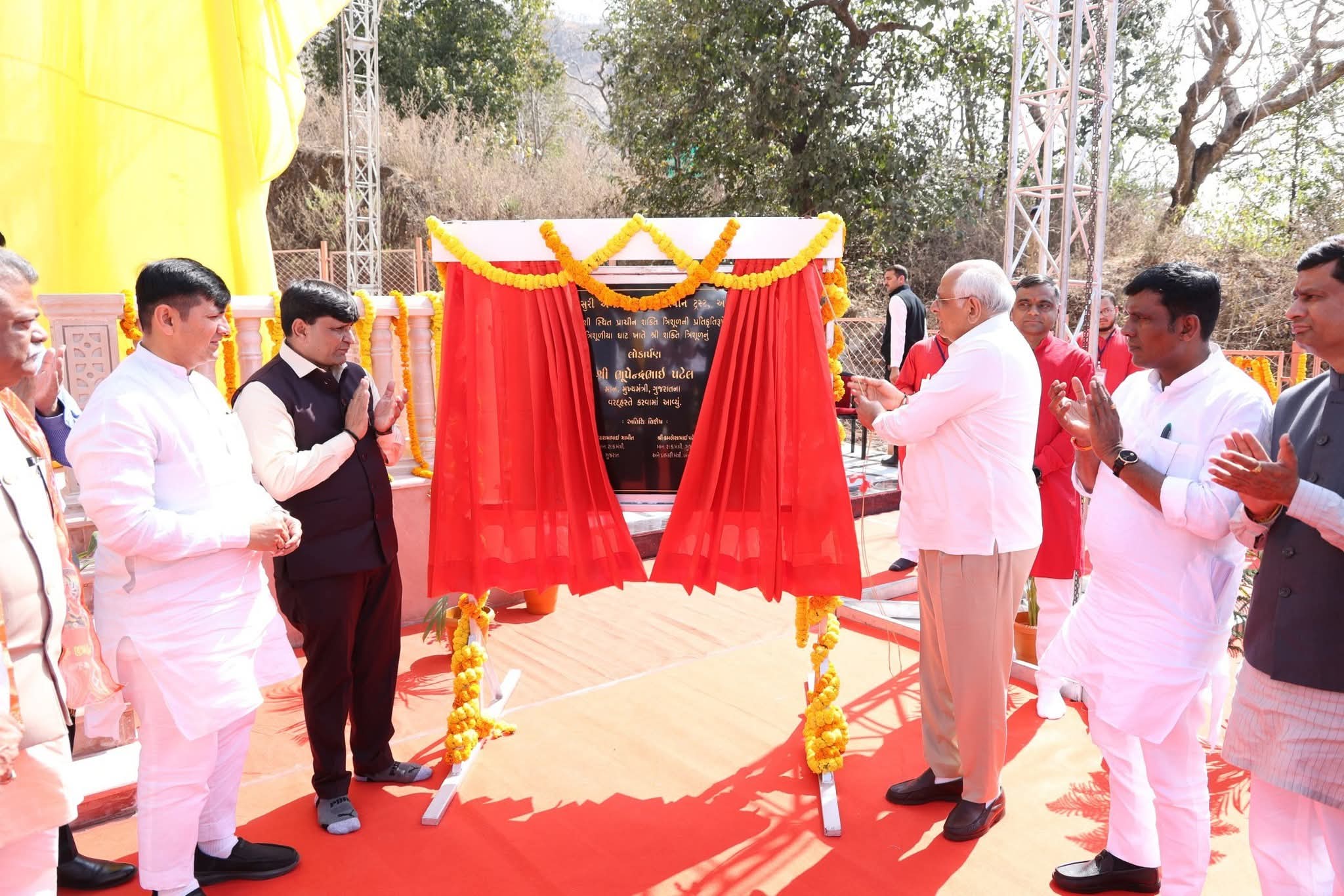 અંબાજી માર્ગે ત્રિશૂળીયા ઘાટ ખાતે 16 ફૂટ ઊંચા ભવ્ય શ્રી શક્તિ ત્રિશૂળની સ્થાપના, માન. મુખ્યમંત્રી ભૂપેન્દ્રભાઈ પટેલે કરી વિધિ સંપન્ન