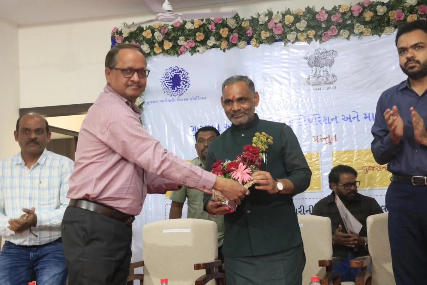 છોટાઉદેપુરમાં સાંસદશ્રી જશુભાઈ રાઠવાની ઉપસ્થિતિમાં GTDC અને માનવ વિકાસ ફાઉન્ડેશન દ્વારા એક દિવસીય સેમિનાર, લાભાર્થીઓને ચેક અને સરતી હુકમ એનાયત