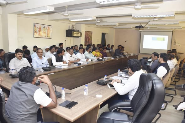 દાહોદ જિલ્લાના લીમખેડા ખાતે બહુઆયામી ગરીબી સૂચકાંક મુદ્દે સમીક્ષા બેઠક: સચિવ રાજકુમાર બેનીવાલના અધ્યક્ષસ્થાને બેઠક યોજાઈ