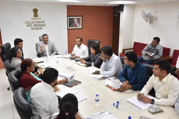 મહેસાણા કલેકટર કચેરીમાં જિલ્લા ઇનચાર્જ સચિવ ધનંજય દ્વિવેદીની અધ્યક્ષતામાં સર્વાંગી સમીક્ષા બેઠક યોજાઈ