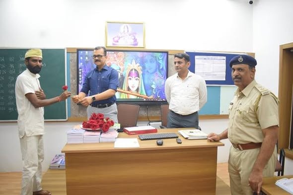 લાજપોર મધ્યસ્થ જેલમાં 21 બંદીઓ ધો.10 અને 12 બોર્ડ પરીક્ષા આપશે: અધિકારીઓએ ફૂલ-મીઠાઈથી શુભેચ્છા પાઠવી