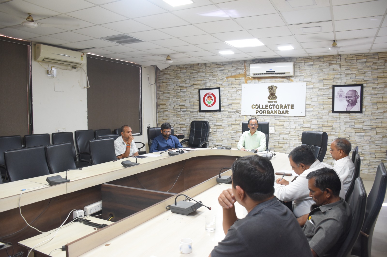 પોરબંદર જિલ્લામાં 4,44,161 મતદારો સાથે મતદારયાદીની આખરી પ્રસિદ્ધિ, રાજકીય પક્ષો સાથે બેઠક યોજાઈ