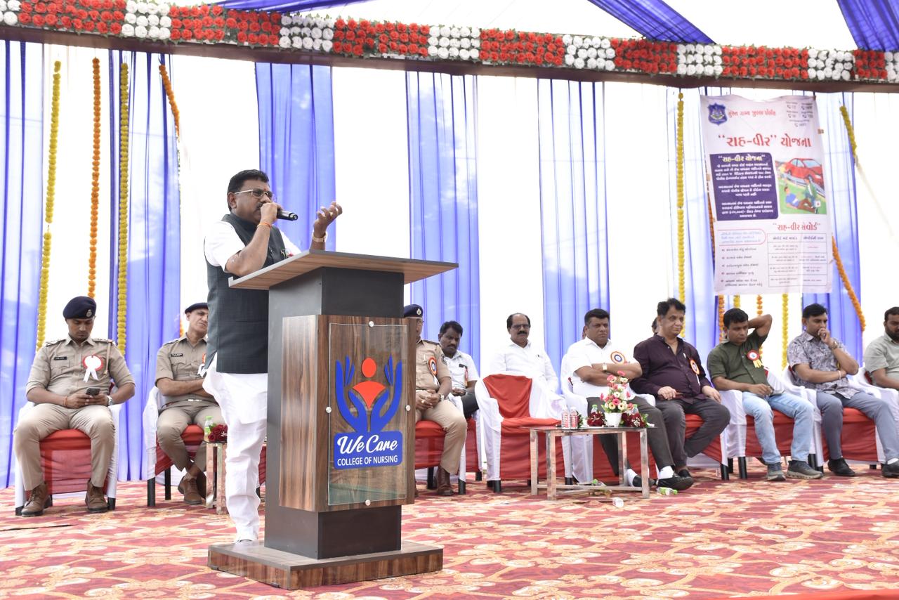 Mandvi ખાતે સાંસદ પ્રભુભાઈ વસાવાના અધ્યક્ષસ્થાને ટ્રાફિક જનજાગૃતિ કાર્યક્રમ: કોલેજ વિદ્યાર્થીઓને માર્ગ સલામતી અને ટ્રાફિક નિયમોથી અવગત કરાયું