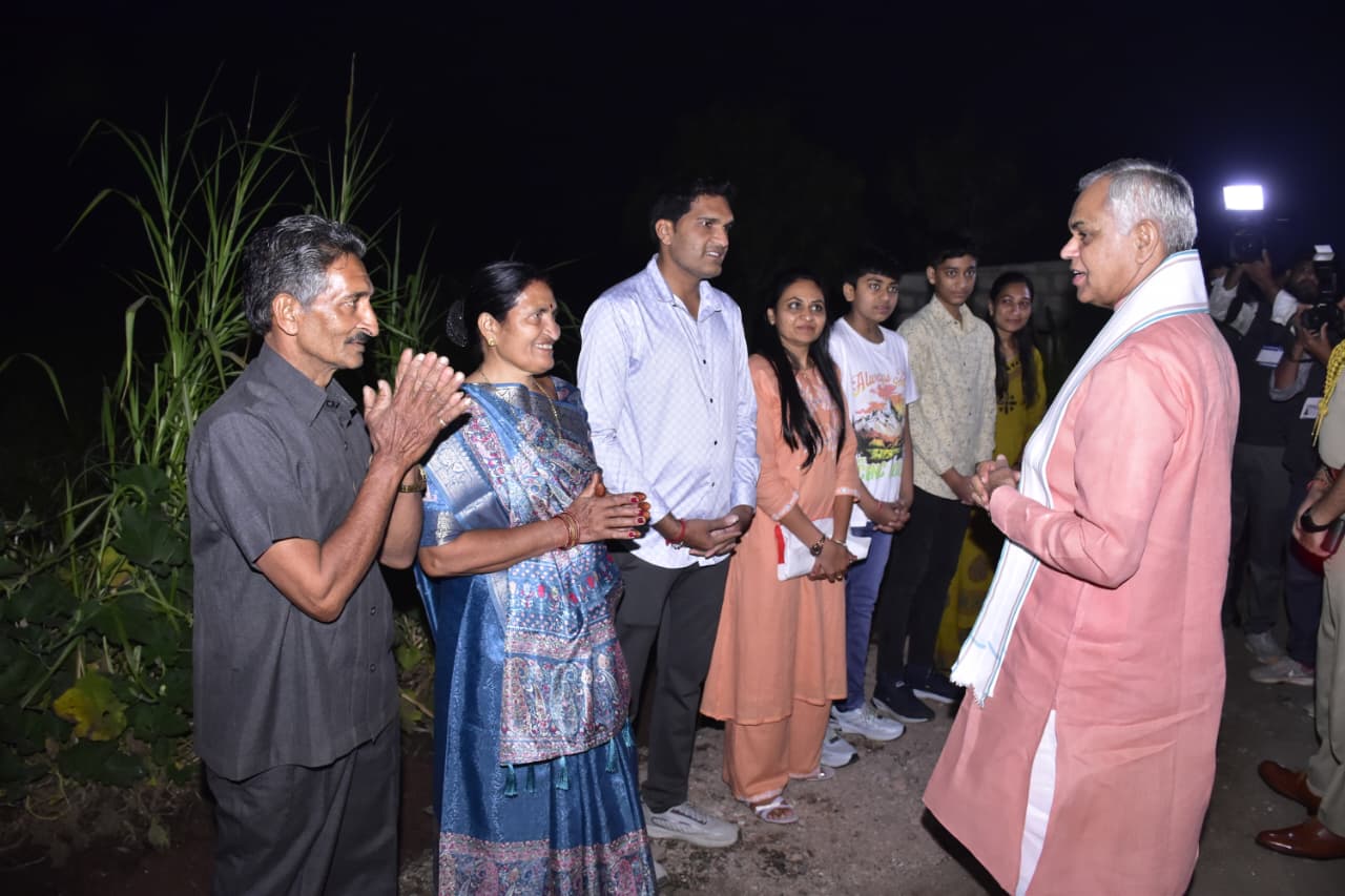 જામનગરના ભાદરા ગામે રાજ્યપાલ આચાર્ય દેવવ્રતજીની સાદગીનો અનોખો દાખલો: ખેતરમાં ગાયનું દોહન કરી પ્રાકૃતિક કૃષિનો સંદેશ