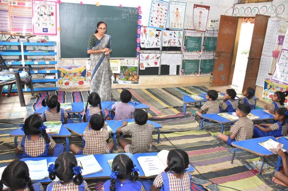 ધરમપુરના અંતરિયાળ ગામોમાં માતૃભાષા દિવસની ઉજવણી: સ્થાનિક ભાષા સાથે ગુજરાતીનું સિંચન કરી બાળકોનું ઉજ્જવળ ભવિષ્ય ઘડવાનો પ્રયત્ન