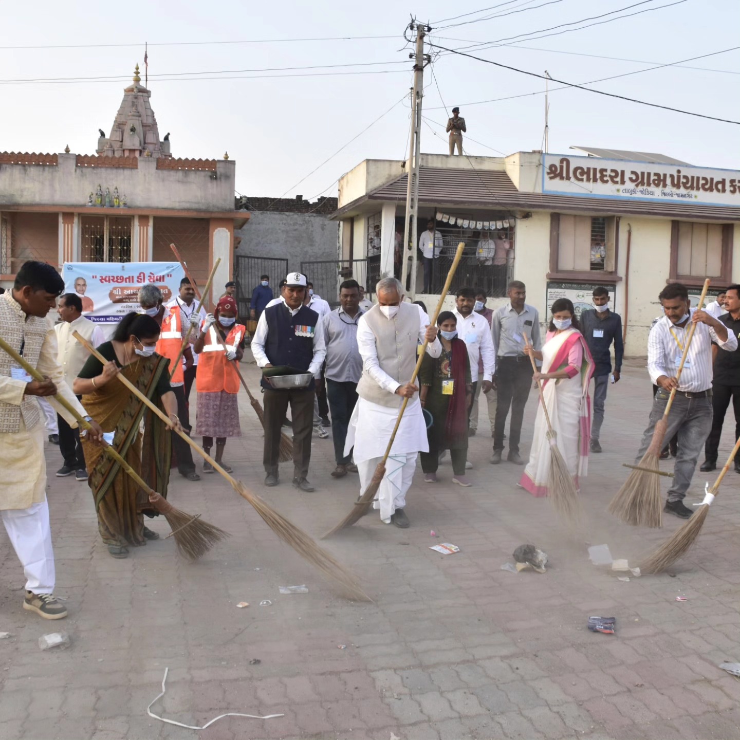 ભાદરા ગામે રાજ્યપાલ આચાર્ય દેવવ્રતજીનું વૃક્ષારોપણ અને સ્વચ્છતા અભિયાન: પર્યાવરણ જતન માટે પ્રેરણાદાયી સંદેશ
