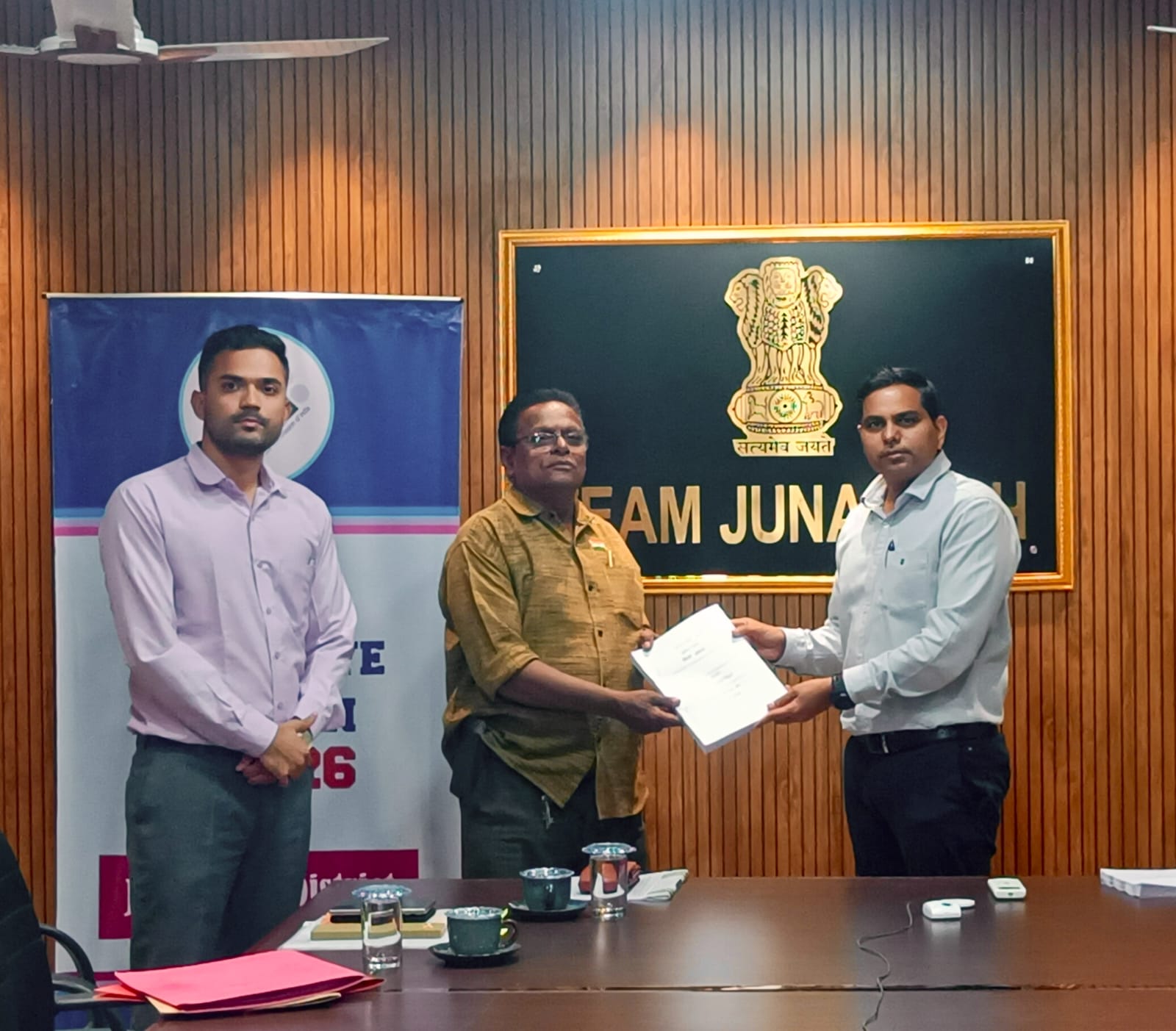 જુનાગઢ જિલ્લા: મતદાર સૂચિ સંશોધન કાર્યક્રમ-૨૦૨૧ અંતર્ગત છેલ્લા વોટર લિસ્ટનું વિતરણ