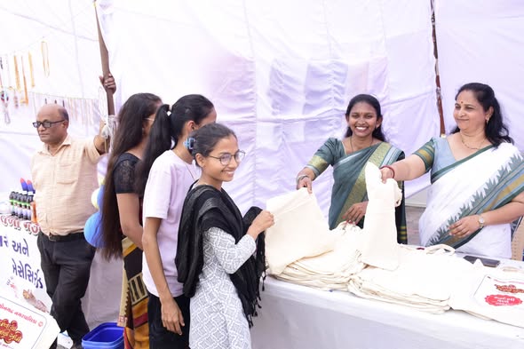 સોનગઢ સ્વદેશી મેળામાં સાખી મંડળની કપડાની થેલીઓ આકર્ષણનું કેન્દ્ર: ‘વોકલ ફોર લોકલ’ સાથે પ્લાસ્ટિક મુક્ત ભારતનો સંકલ્પ