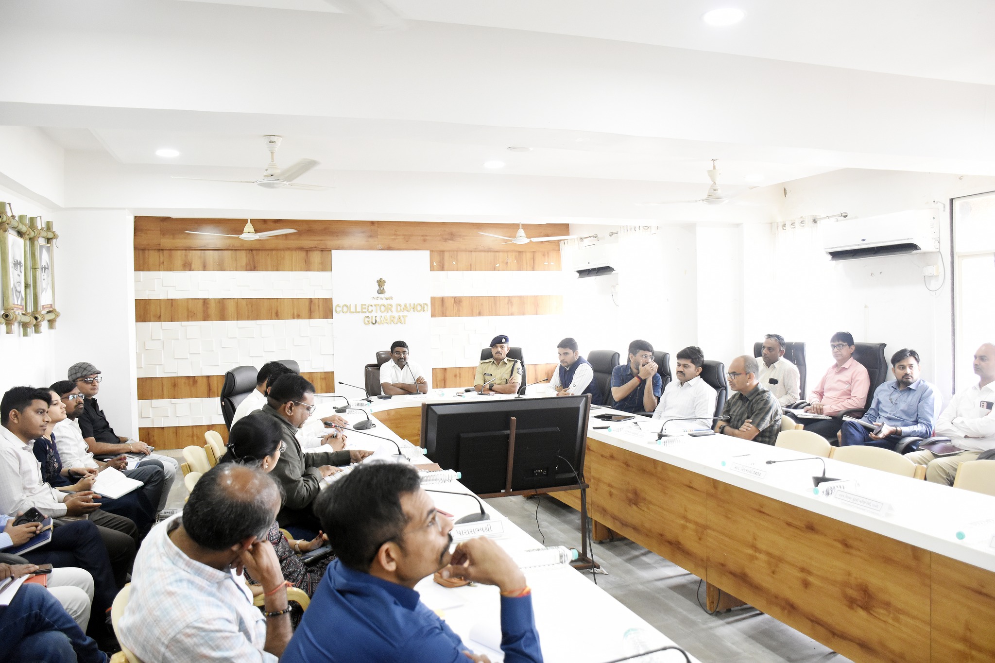 દાહોદ જિલ્લામાં કલેક્ટર યોગેશ નિરગુડેના અધ્યક્ષસ્થાને સંકલન બેઠક: નલ સે જલ યોજના, બોર્ડ પરીક્ષા અને કૃષિ યોજનાઓની સમીક્ષા